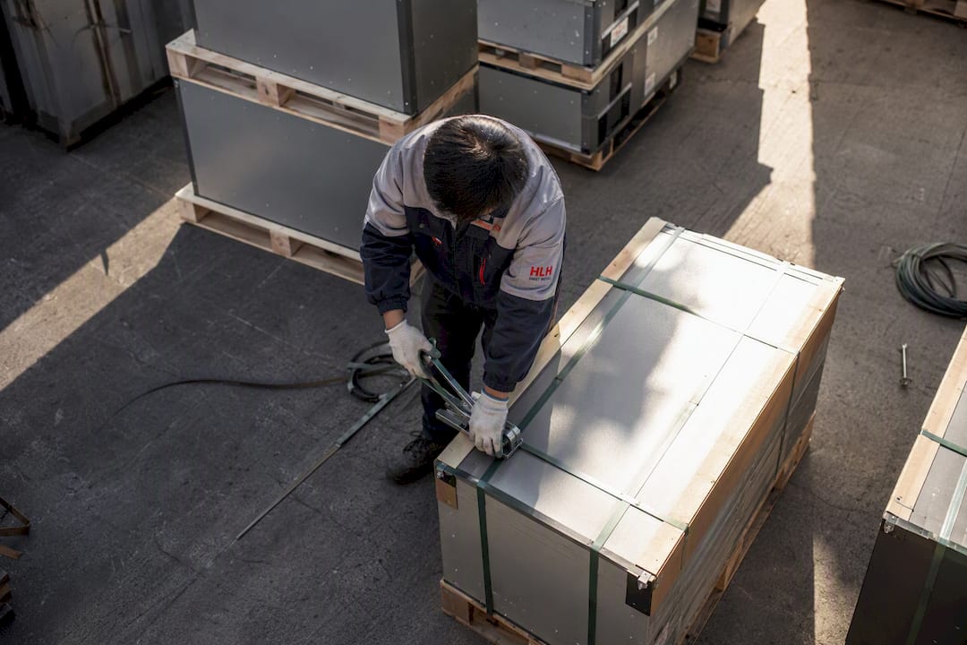 Chinese worker manual strapping export crates